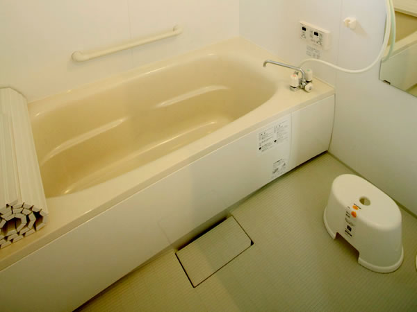 大人も足を伸ばせる広さ。浴室乾燥機能付き換気扇完備